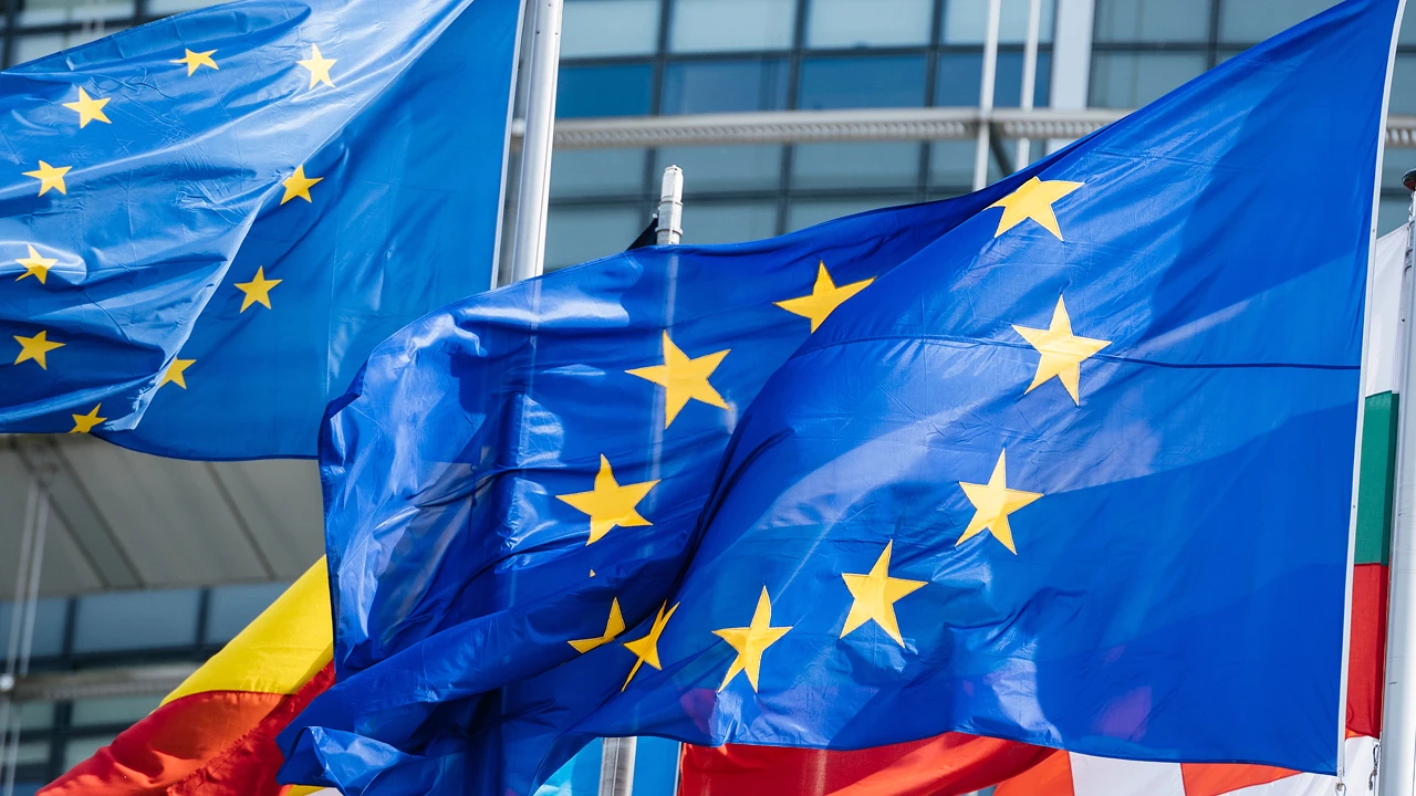 Европа решила больше не арендовать будущее в чужих облаках — и выписала чек на 30 миллиардов…